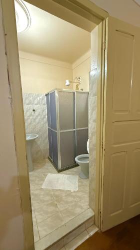 a bathroom with a toilet and a sink at Pousada Casa Grande in São Lourenço