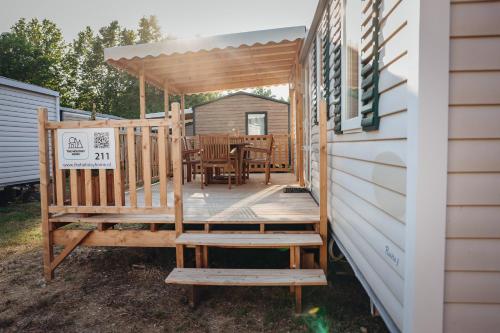 une véranda avec une pergola, une table et des chaises dans l'établissement The holidayhome, argles sur mer, à Argelès-sur-Mer