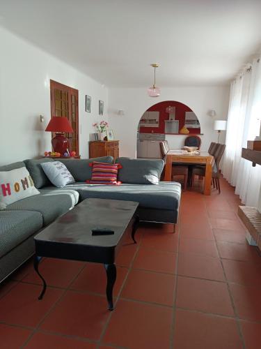 un salon avec un canapé et une table dans l'établissement Mon petit château, à Pajay