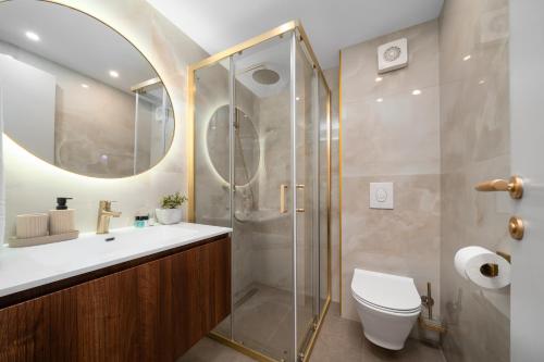 マカルスカにあるThe Elysium Roomsのシャワー、トイレ、洗面台を備えたバスルーム