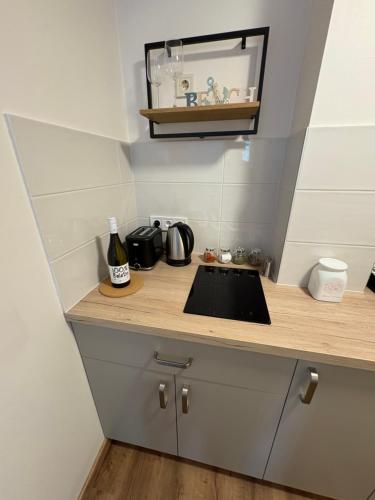 Η κουζίνα ή μικρή κουζίνα στο AZUR Apartments Alsóörs
