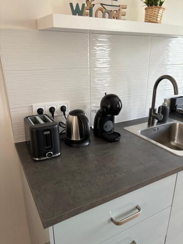 Η κουζίνα ή μικρή κουζίνα στο AZUR Apartments Alsóörs
