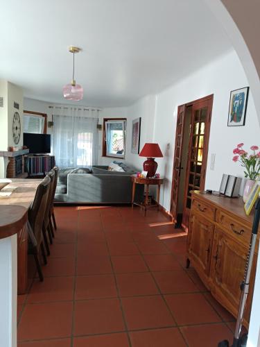 un salon avec un canapé et une table dans l'établissement Mon petit château, à Pajay