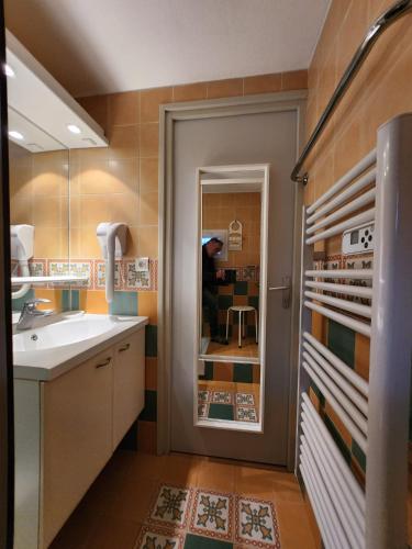 une salle de bain avec un lavabo et un miroir dans l'établissement Le Hameau de la Nicolinière, à Bormes-les-Mimosas