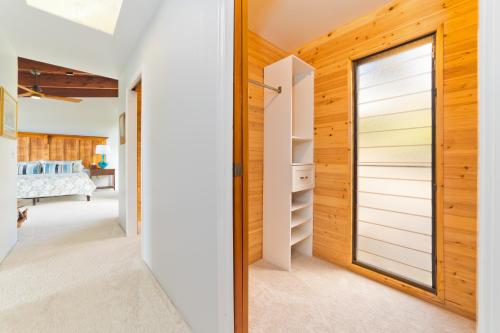 a room with a closet with a mirror at Aloha Casa Miramar by SkyRun Kona Coast in Kailua-Kona