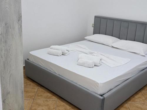 Villa E & M في فلوره: سرير عليه مناشف بيضاء