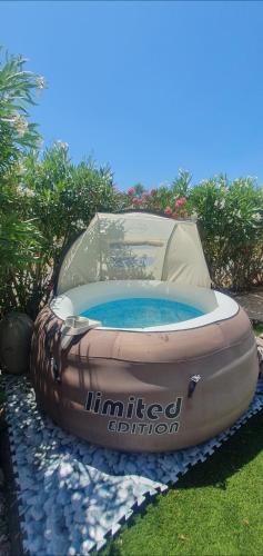 une grande piscine gonflable dans l'herbe dans l'établissement mobil-home grand confort spa camping hyères, à Hyères