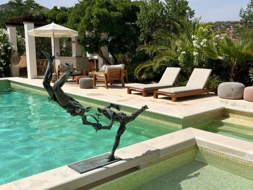 a statue of a person diving into a swimming pool at Hacienda el Tarajal in Priego de Córdoba