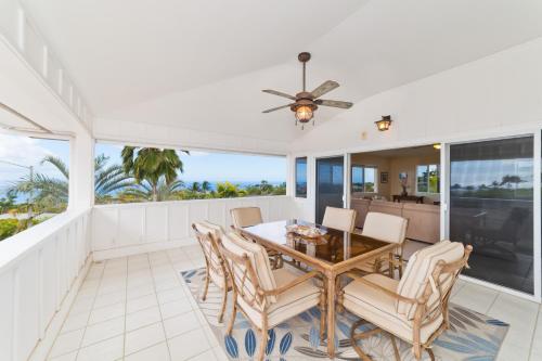 a dining room with a table and chairs at Kona Vistas by SkyRun Kona Coast in Kailua-Kona