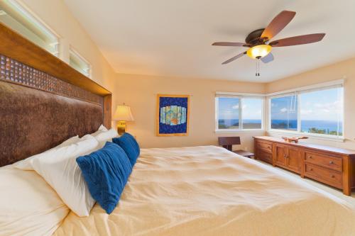 a bedroom with a large bed and a ceiling fan at Kona Vistas by SkyRun Kona Coast in Kailua-Kona