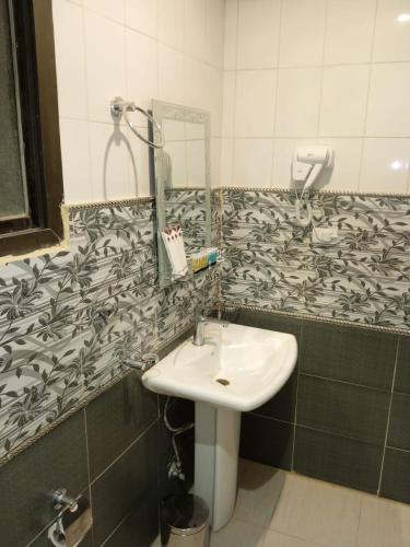 a bathroom with a sink and a mirror at شقق جديل للشقق المخدومة in Taif