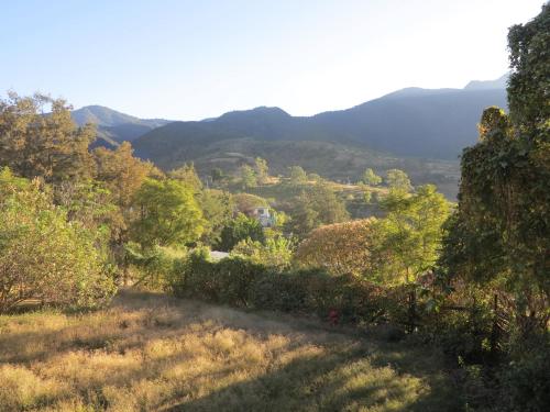 a view of a valley with mountains in the background at Habitación doble con baño y vista a la montaña in San Pablo Etla