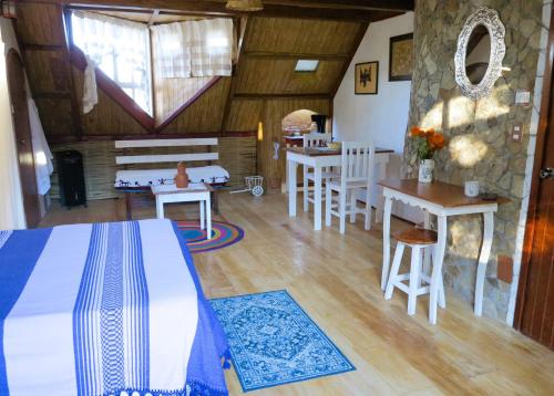 a bedroom with a bed and a table and chairs at Habitación doble con baño y vista a la montaña in San Pablo Etla