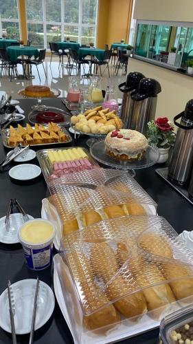 パラウアペバスにあるDomus Hotel Rio Verde - Parauapebasのさまざまな種類の食べ物が並んだテーブル