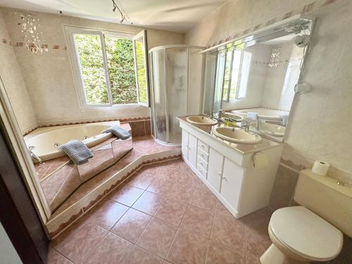 Koupelna v ubytování Grande Villa 6 personnes avec piscine dans un cadre verdoyant