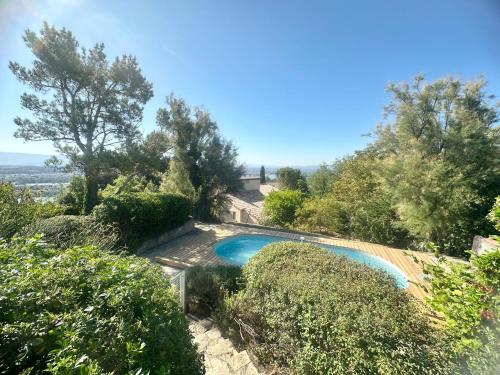 une piscine au milieu d'un jardin dans l'établissement Grande Villa 6 personnes avec piscine dans un cadre verdoyant, à Soyons