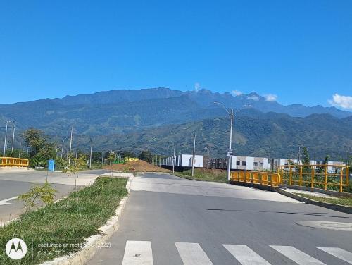 an empty road with mountains in the background at Casa Farallones a 20 minutos de Cali, Negocios, Familia, Casa tranquila, ideal para trabajos temporales o ejecutivos en la zona, descanso, privacidad, excelente señal wifi in Jamundí