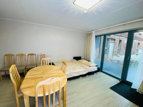 a dining room with a table and a bed at päikeseterrassi apartment in Pärnu