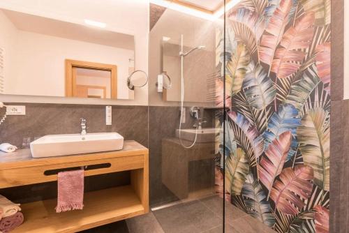un bagno con lavandino e doccia di Sonnleitn a Laion