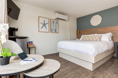 Una cama o camas en una habitación de Manana Resort and Marina