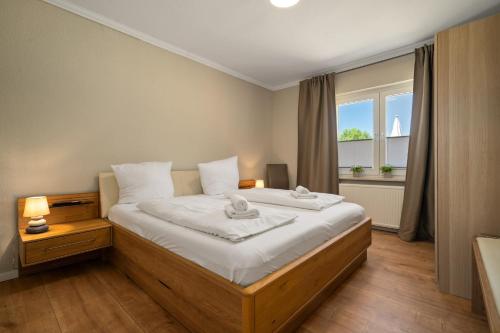 a bedroom with a bed with two towels on it at Ferienwohnung an der Müritz in Rechlin