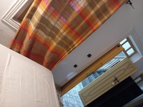 マラケシュにあるRiad Sun Medina Terraceのベッド1台、カーテン、ドアが備わるお部屋