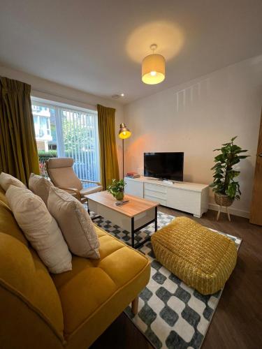 a living room with a couch and a tv at Issara Apartments 35 - Great Location & Private Parking in Portsmouth