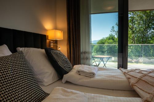 une chambre avec un lit avec une fenêtre et une table dans l'établissement Kras Resort Apartament 112, à Szklarska Poręba