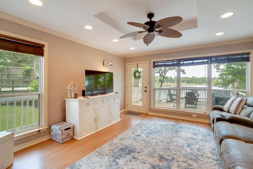 Televisyen dan/atau pusat hiburan di Lakeside Haven with Deck and Views in Jefferson!