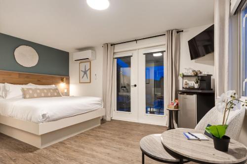 Una cama o camas en una habitación de Manana Resort and Marina