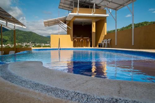 a swimming pool on the roof of a building at Fabuloso Hotel Las Vegas in Zihuatanejo