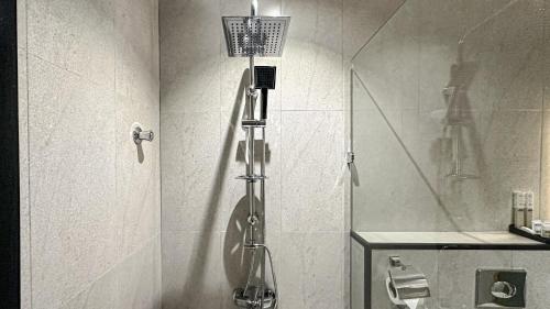 a shower in a bathroom with a toilet and a sink at القصر المميز للأجنحه الفندقيه in Abha