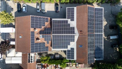 an overhead view of a building with solar panels on it at Creativ Wohnen Apartmenthaus Forstinning in Forstinning