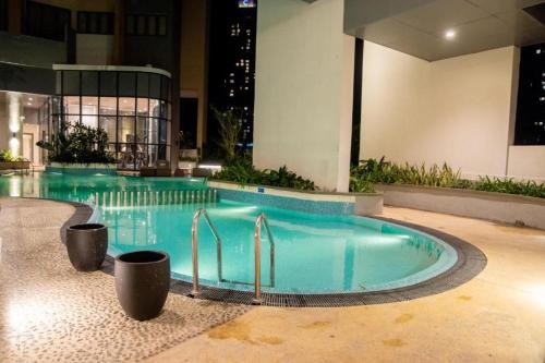 a large swimming pool in a hotel room at Spacious 3BR Luxury Apartment Trizen Colombo 2 Near City Centre in Colombo