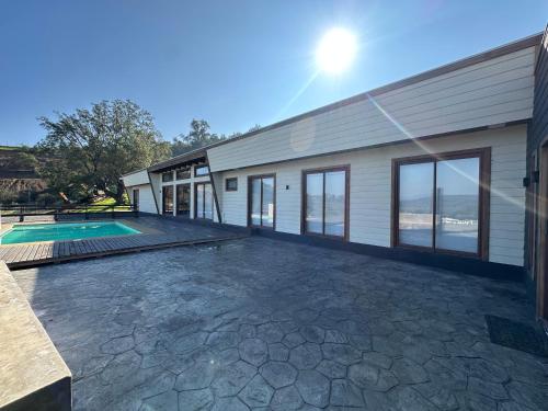 a large backyard with a swimming pool and a building at Chalet Exclusive CasaBlanca in Casablanca