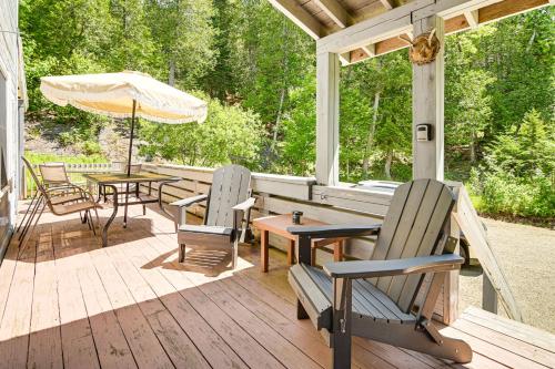 Un jardín fuera de 1 Mi to Rangeley Lake Cabin with Wraparound Deck!