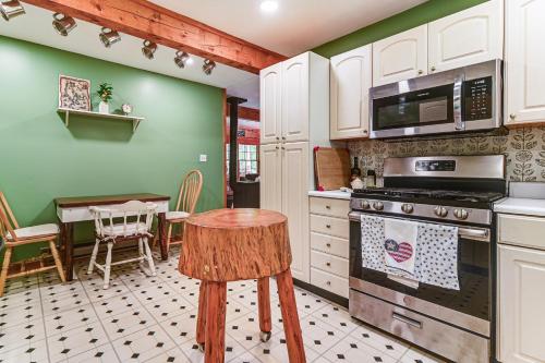 Una cocina o cocineta en 1 Mi to Rangeley Lake Cabin with Wraparound Deck!