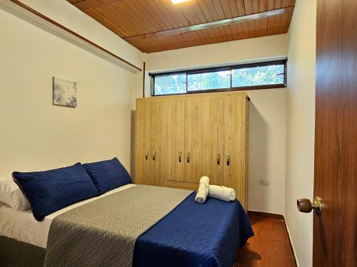 a small bedroom with a bed and a window at Hotel Finca Recreacional La Fortaleza 