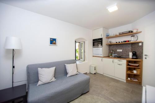 Charming Apartment in The Old Town في بودفا: غرفة معيشة مع أريكة ومطبخ