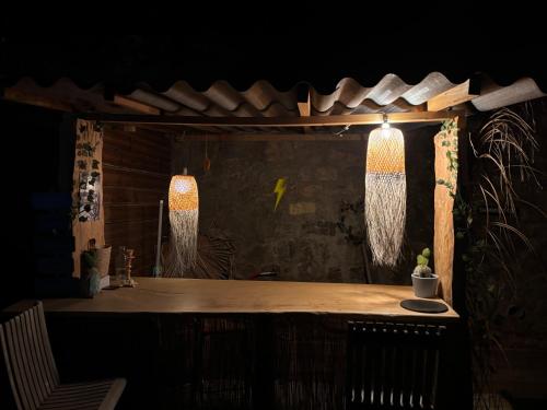 deux lumières sur une table dans une pièce sombre dans l'établissement LA VILLA, au Pradet