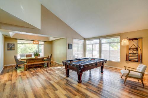 Meja biliard di 3 Mi to Granite Reef Spacious Retreat with Pool