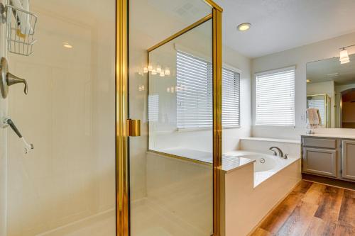 Bilik mandi di 3 Mi to Granite Reef Spacious Retreat with Pool