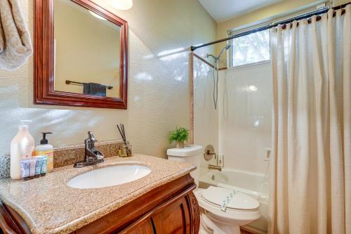 Bilik mandi di 3 Mi to Granite Reef Spacious Retreat with Pool