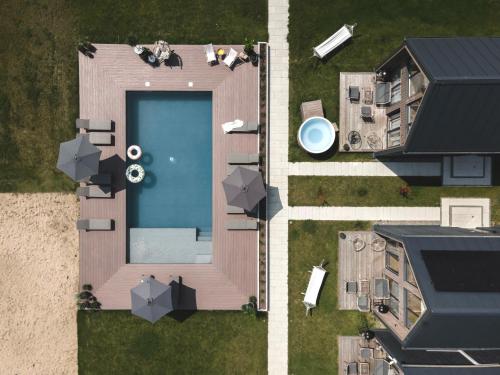 an overhead view of a house with a swimming pool at Wood House Trzęsacz in Trzęsacz