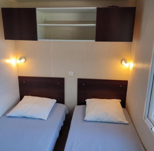 Postel nebo postele na pokoji v ubytování Camping DEL MAR Mobil-home 3 ch dont suite parentale ARGELES sur MER