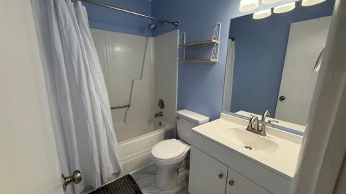 Koupelna v ubytování Cozy 2BR Hideaway - I Heart Jacksonville