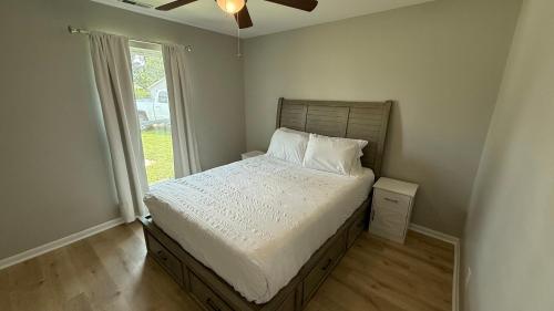 Postel nebo postele na pokoji v ubytování Cozy 2BR Hideaway - I Heart Jacksonville