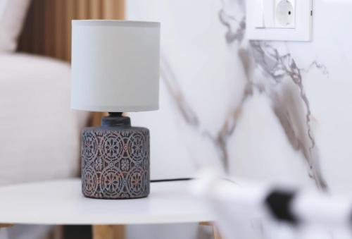 a lamp sitting on top of a table at Apartment Simply 205 in Gázion