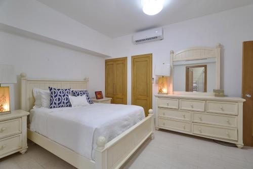 Katil atau katil-katil dalam bilik di Beachfrontpenthouse 5br Privateterrace & Views