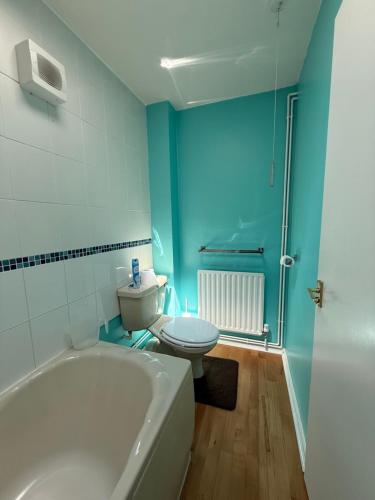 Ένα μπάνιο στο Cosy Apartment with Private Access and Kitchenette in Guildford